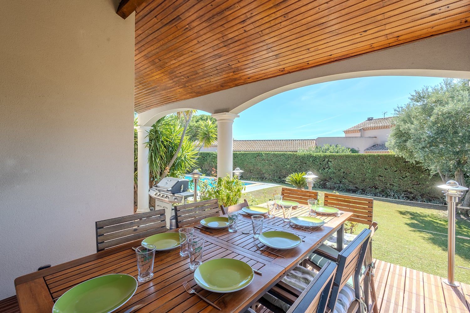 Terrasse de salle à manger ombragée