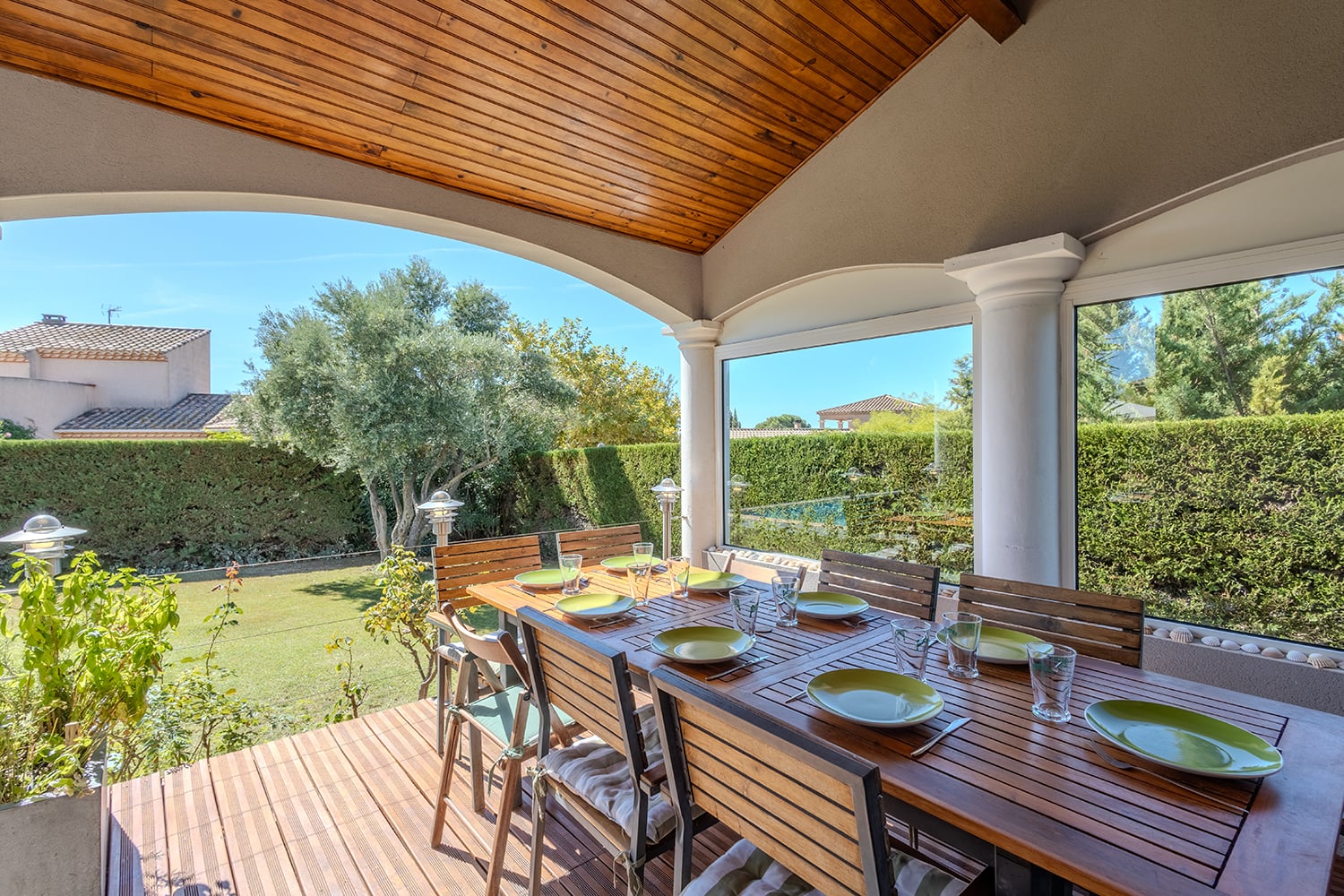 Terrasse de salle à manger ombragée