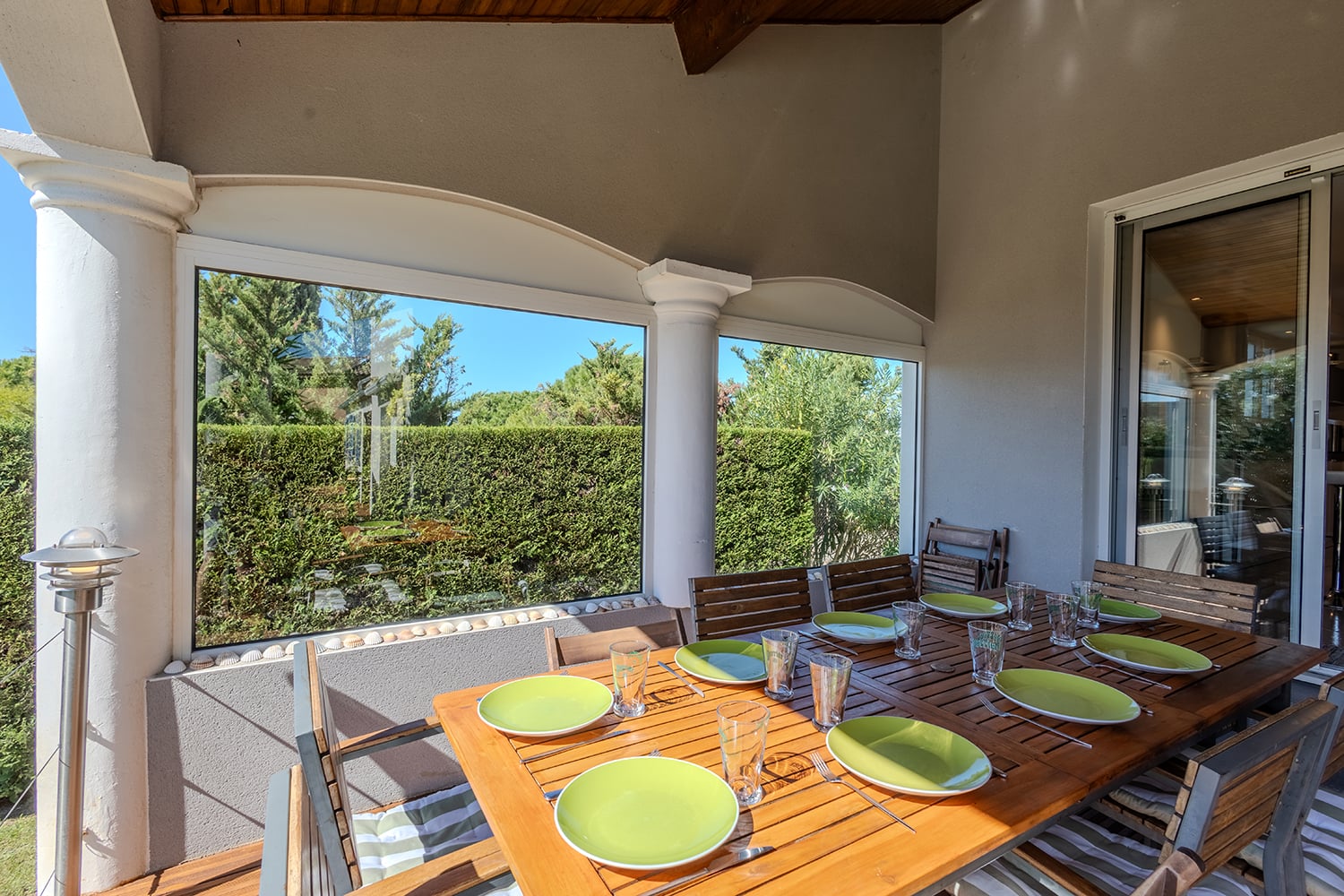 Terrasse de salle à manger ombragée