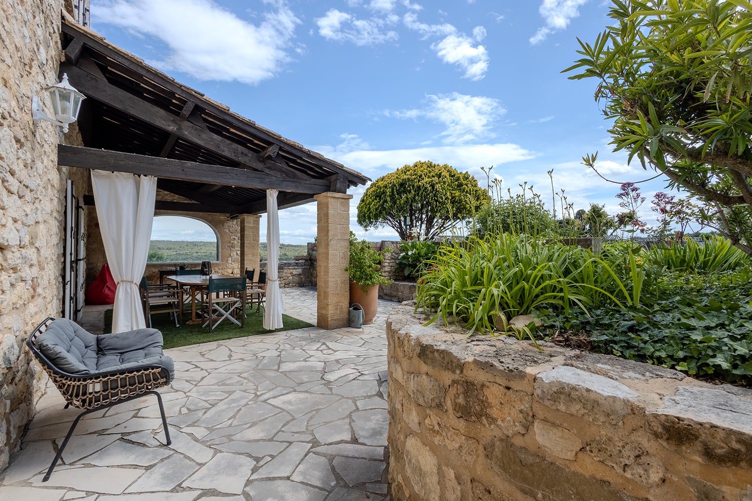 Terrasse de salle à manger ombragée | Maison de vacances à à Blauzac