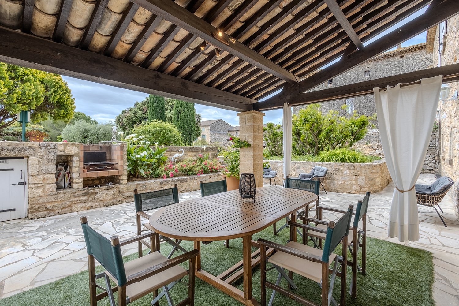 Terrasse de salle à manger ombragée