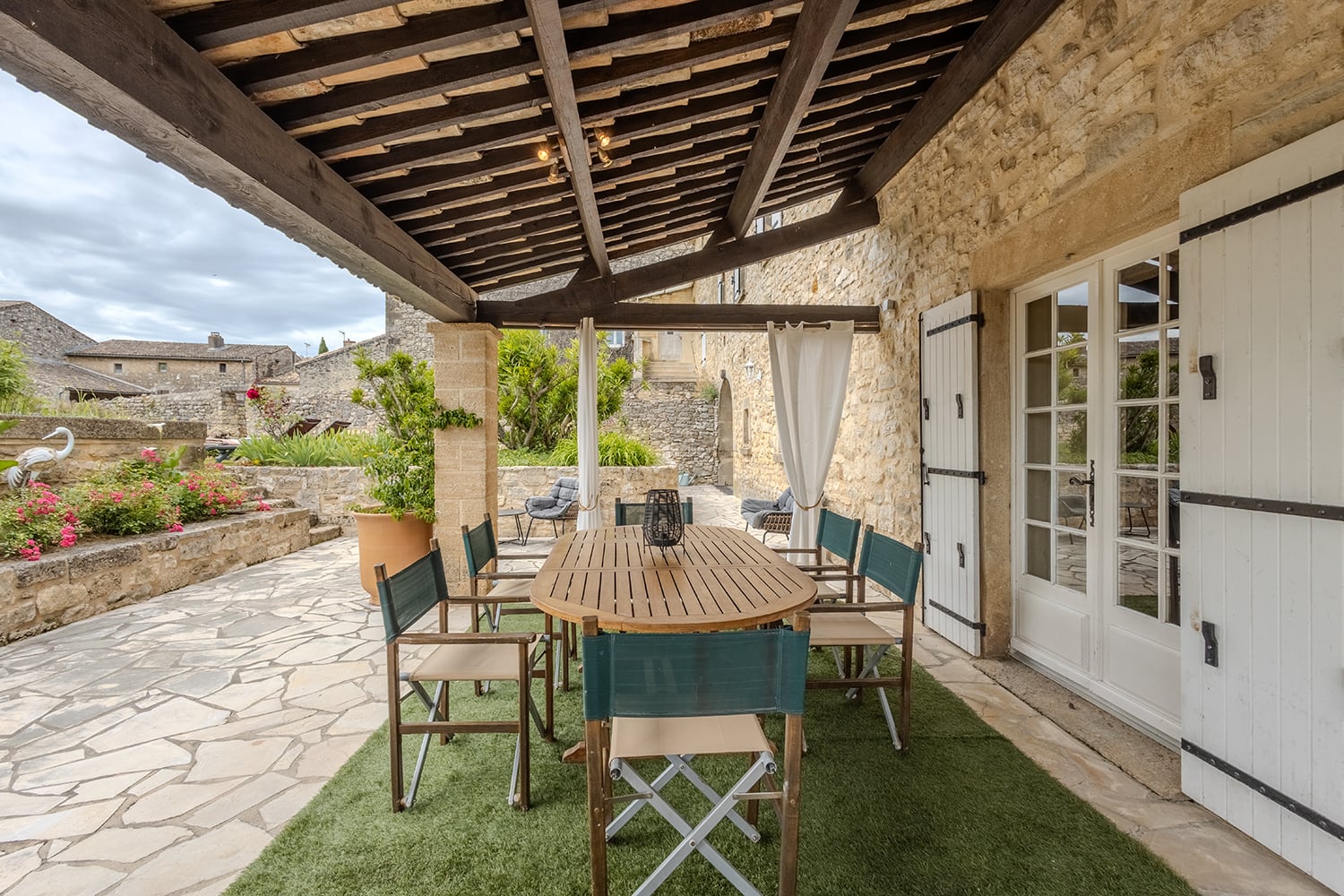Terrasse de salle à manger ombragée