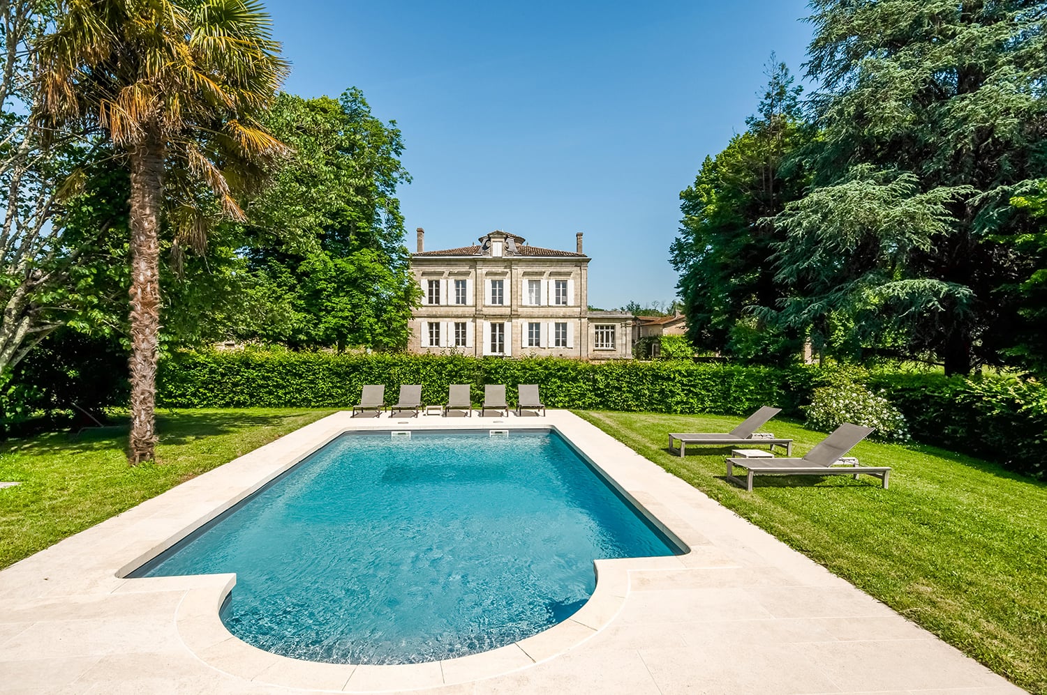 Holiday château in Gironde with private pool