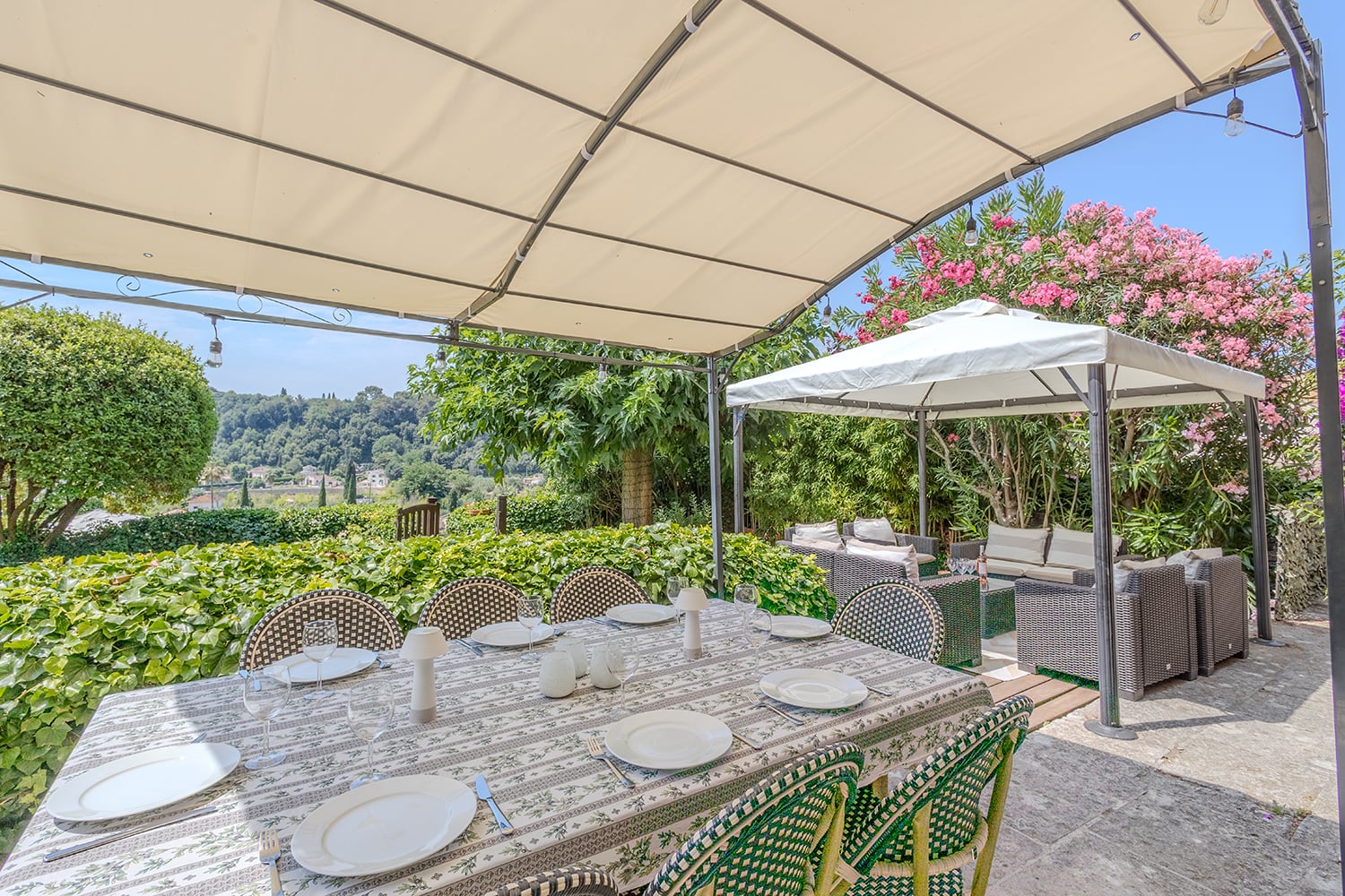 Terrasse de salle à manger ombragée