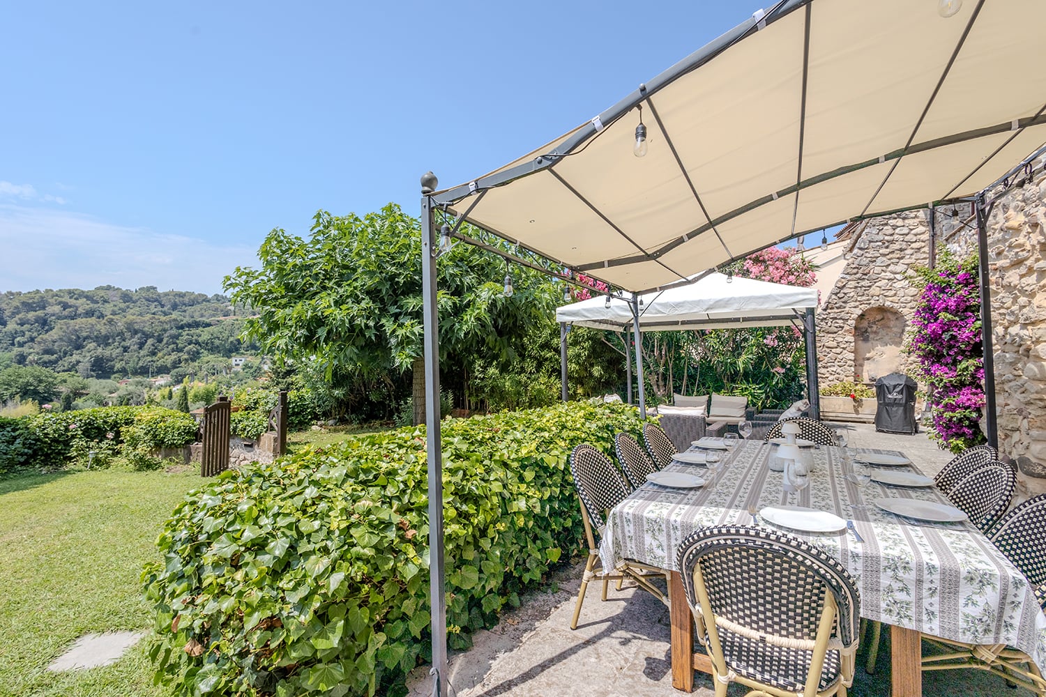 Terrasse de salle à manger ombragée