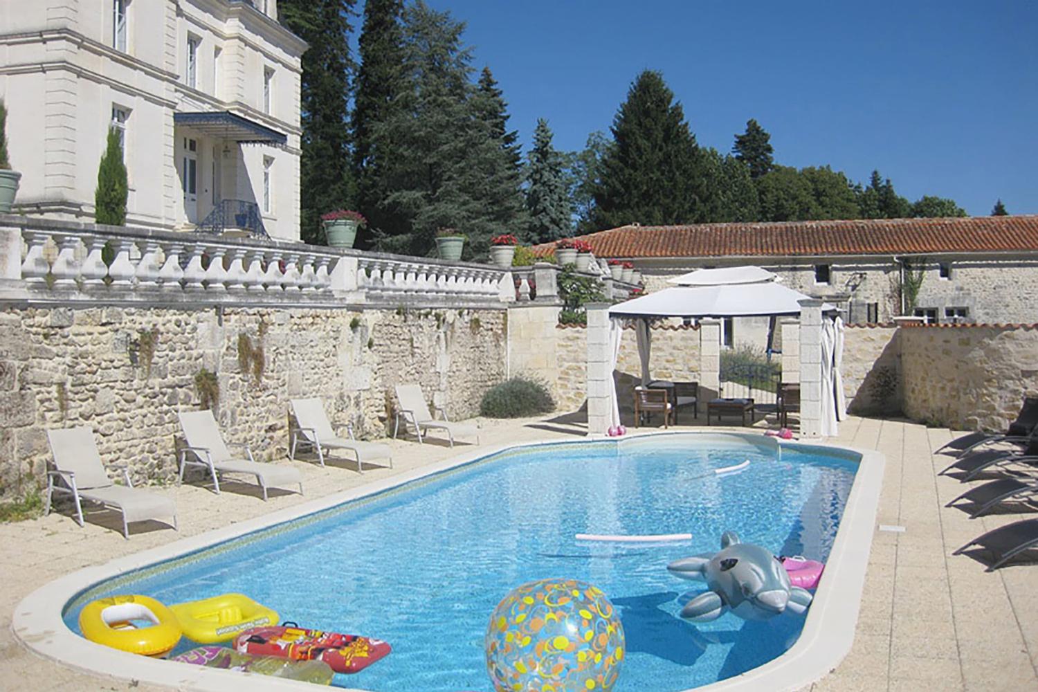 Château de vacances en Charente avec piscine privée chauffée