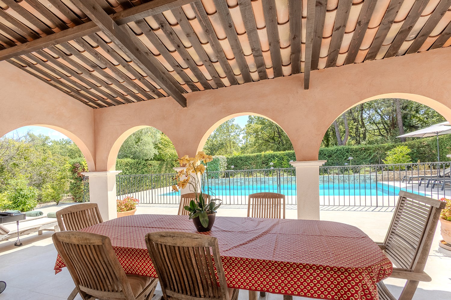 Terrasse de salle à manger ombragée