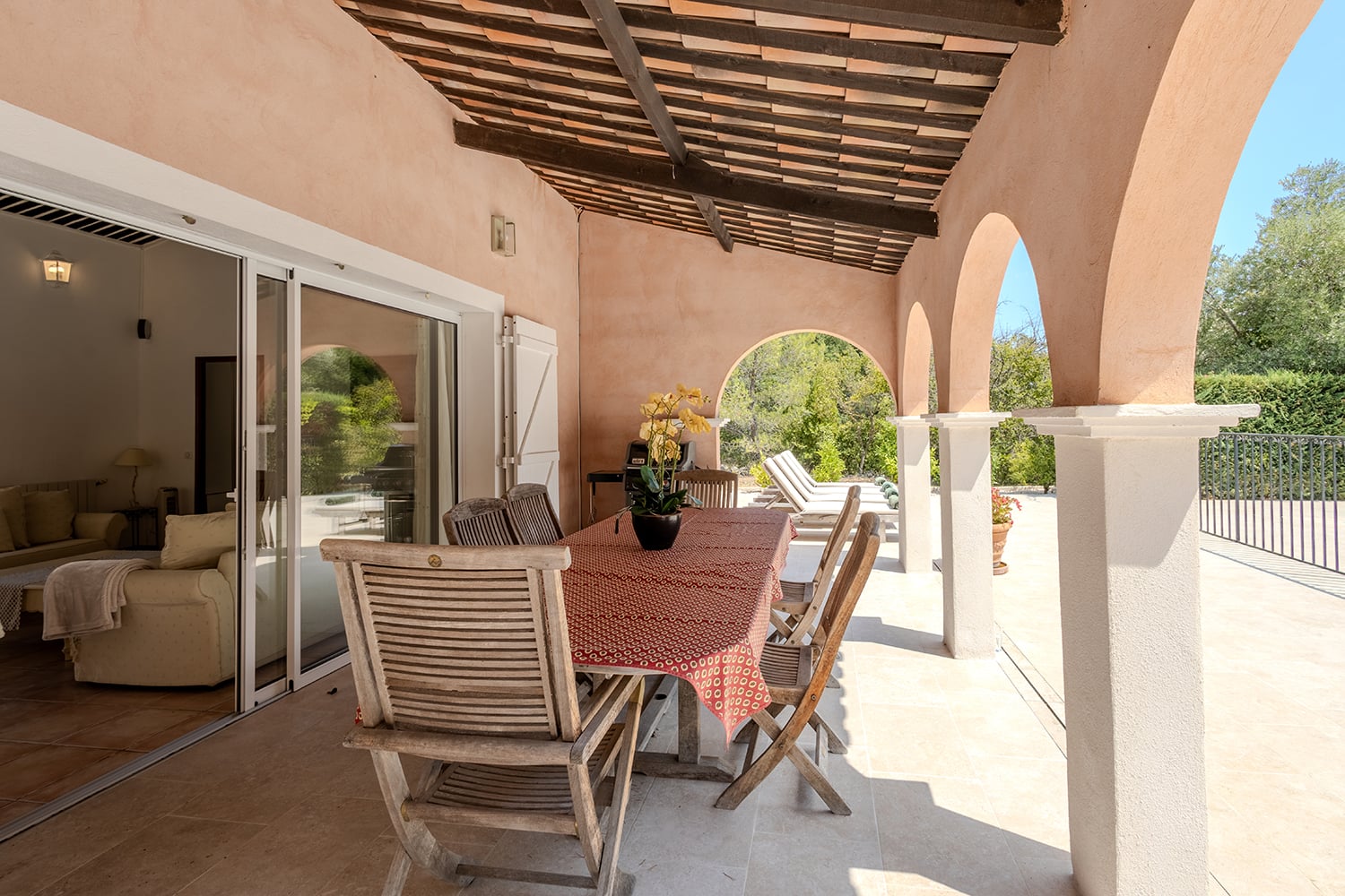 Terrasse de salle à manger ombragée