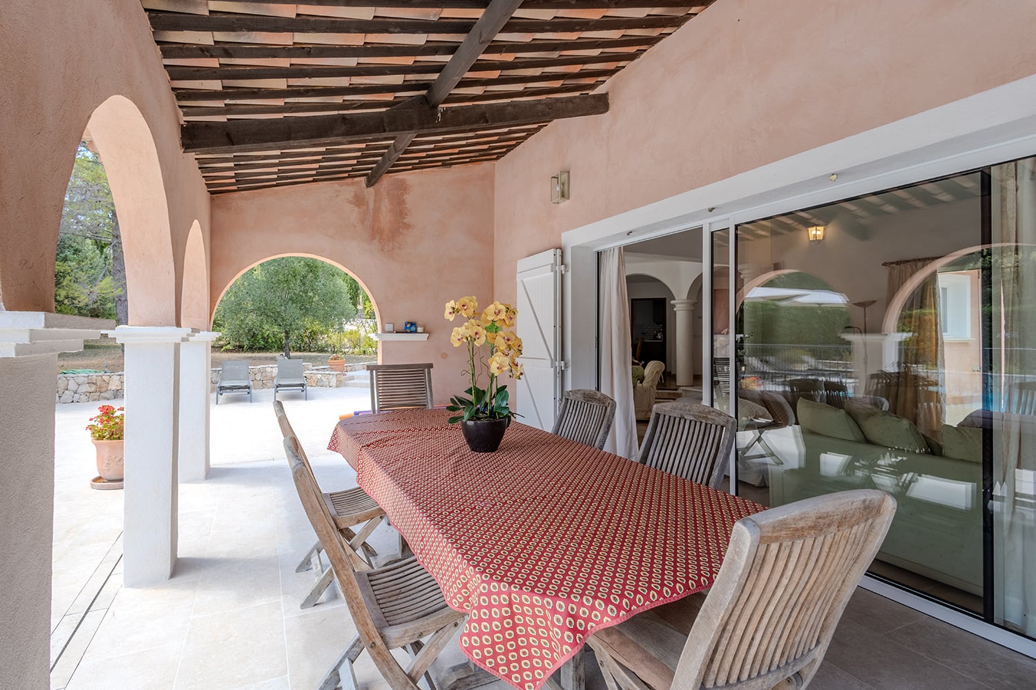 Terrasse de salle à manger ombragée