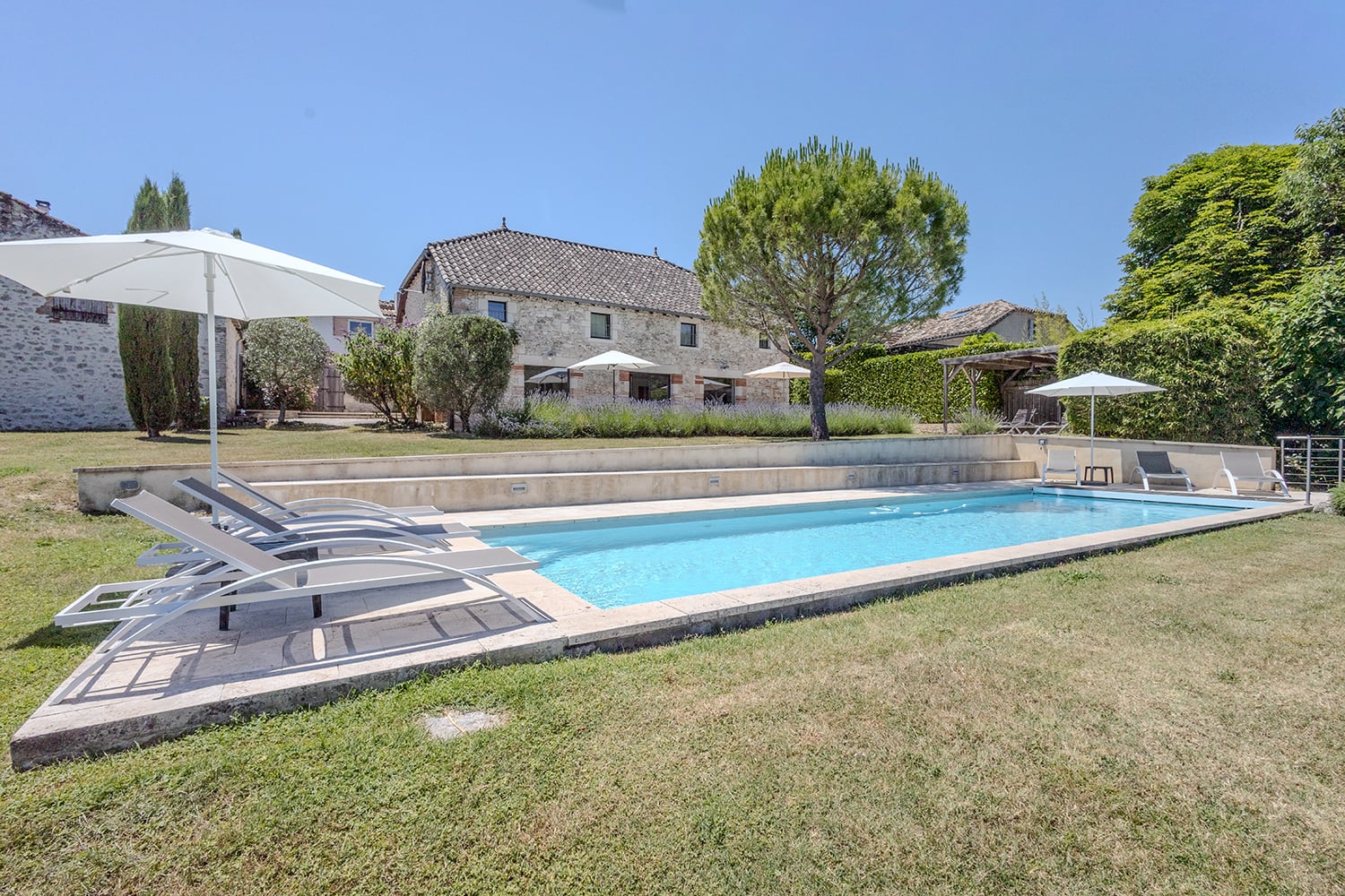 Maison de vacances à Lauzerte avec piscine privée chauffée