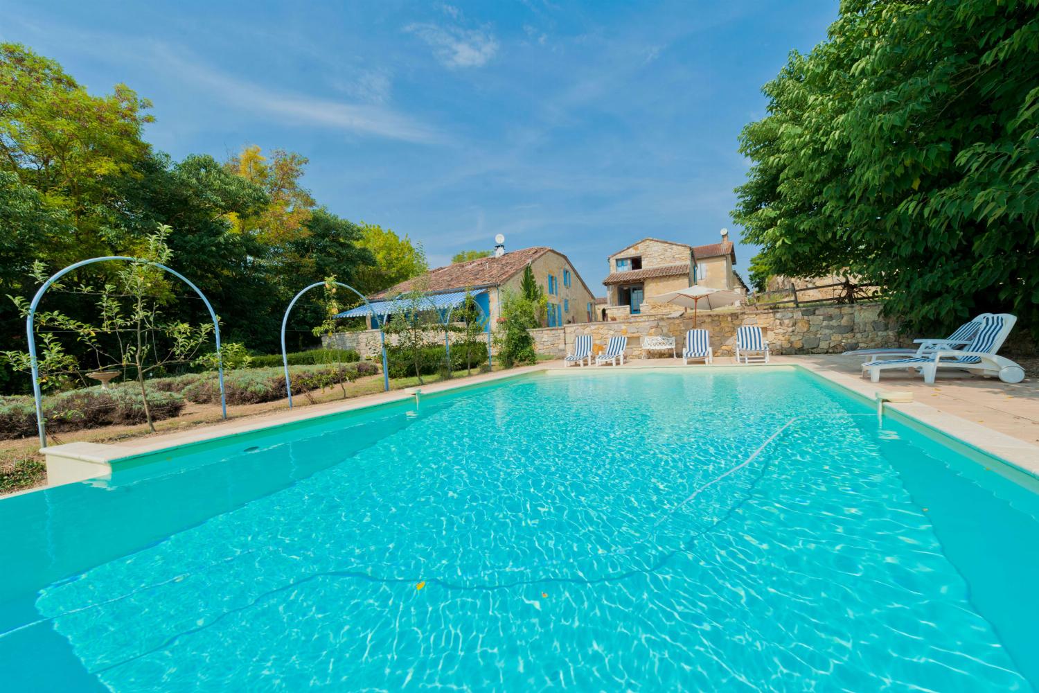 Location de vacances dans le Gers avec piscine privée à débordement