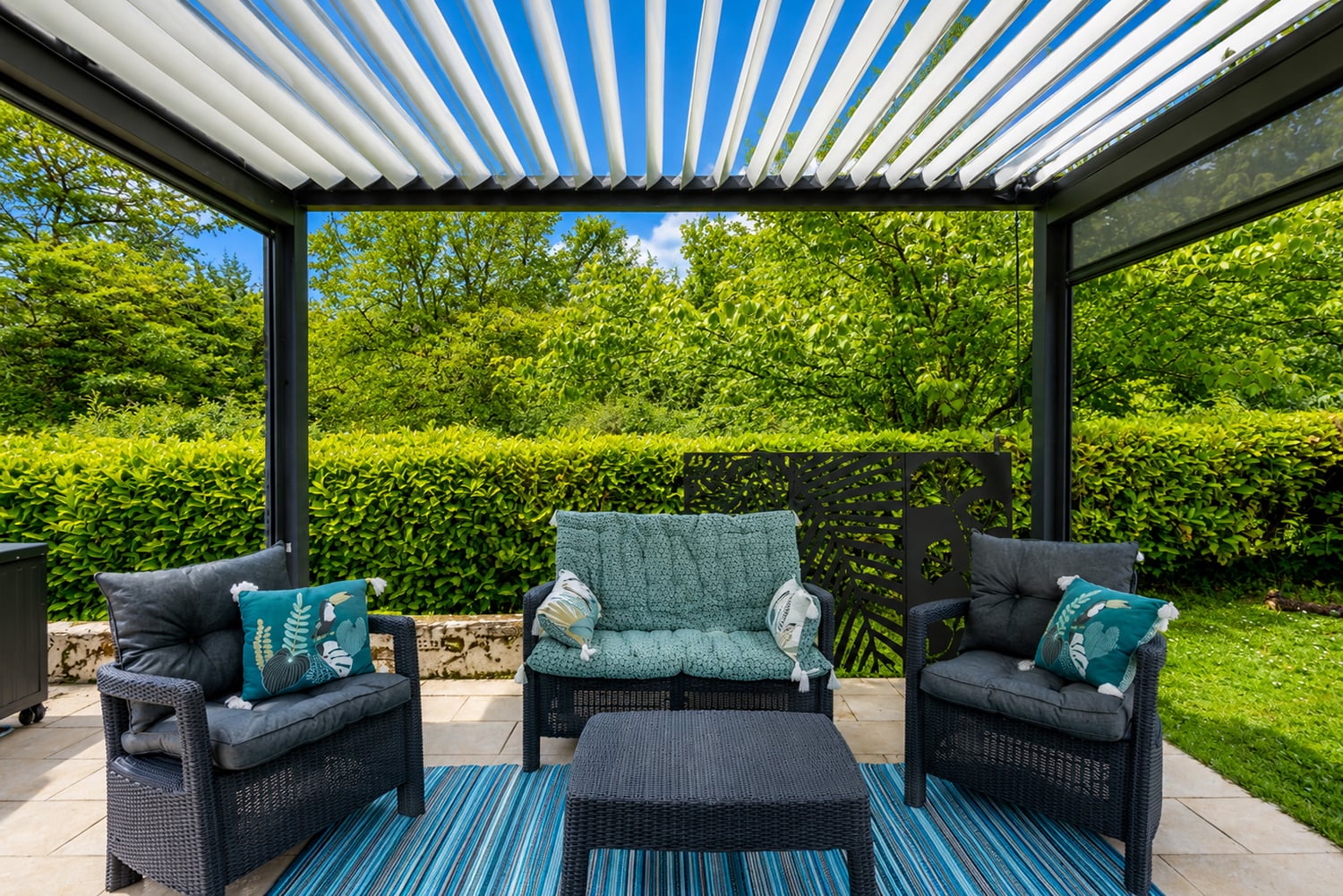 Terrasse de la piscine ombragée