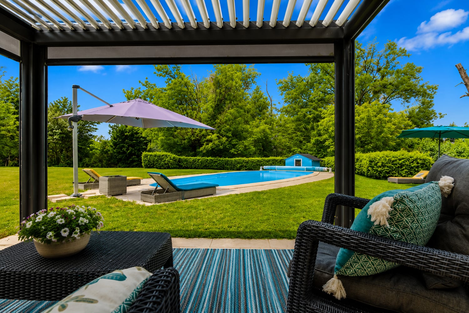 Terrasse ombragée et piscine privée