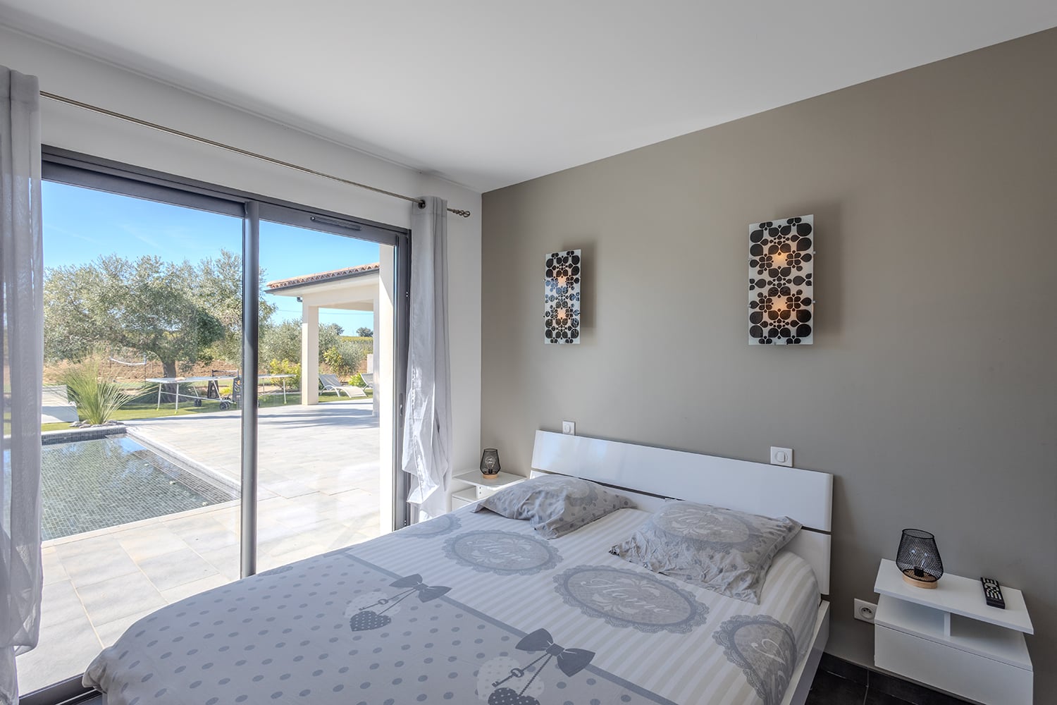 Chambre | Villa à louer à Servian avec piscine privée