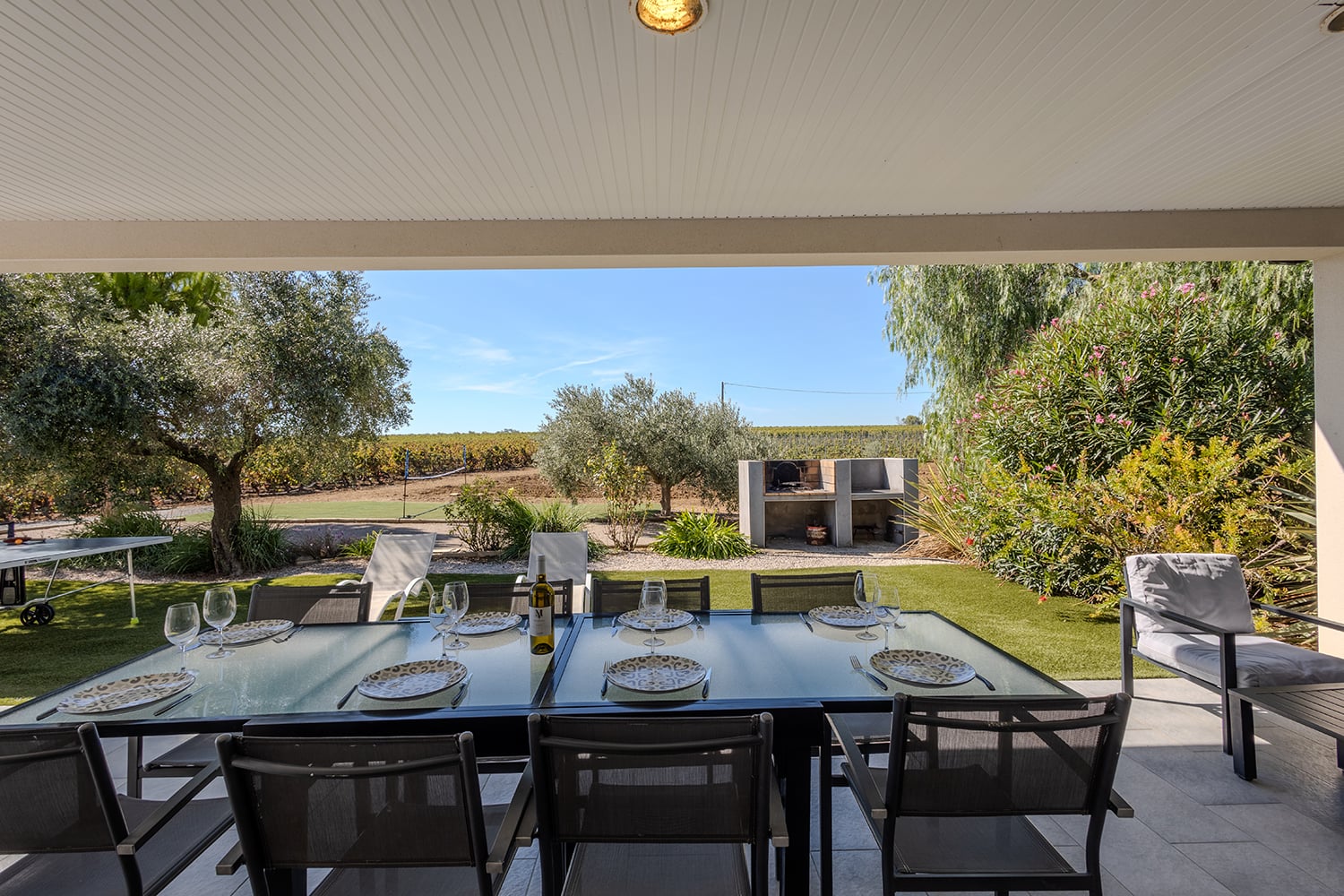 Terrasse de salle à manger ombragée