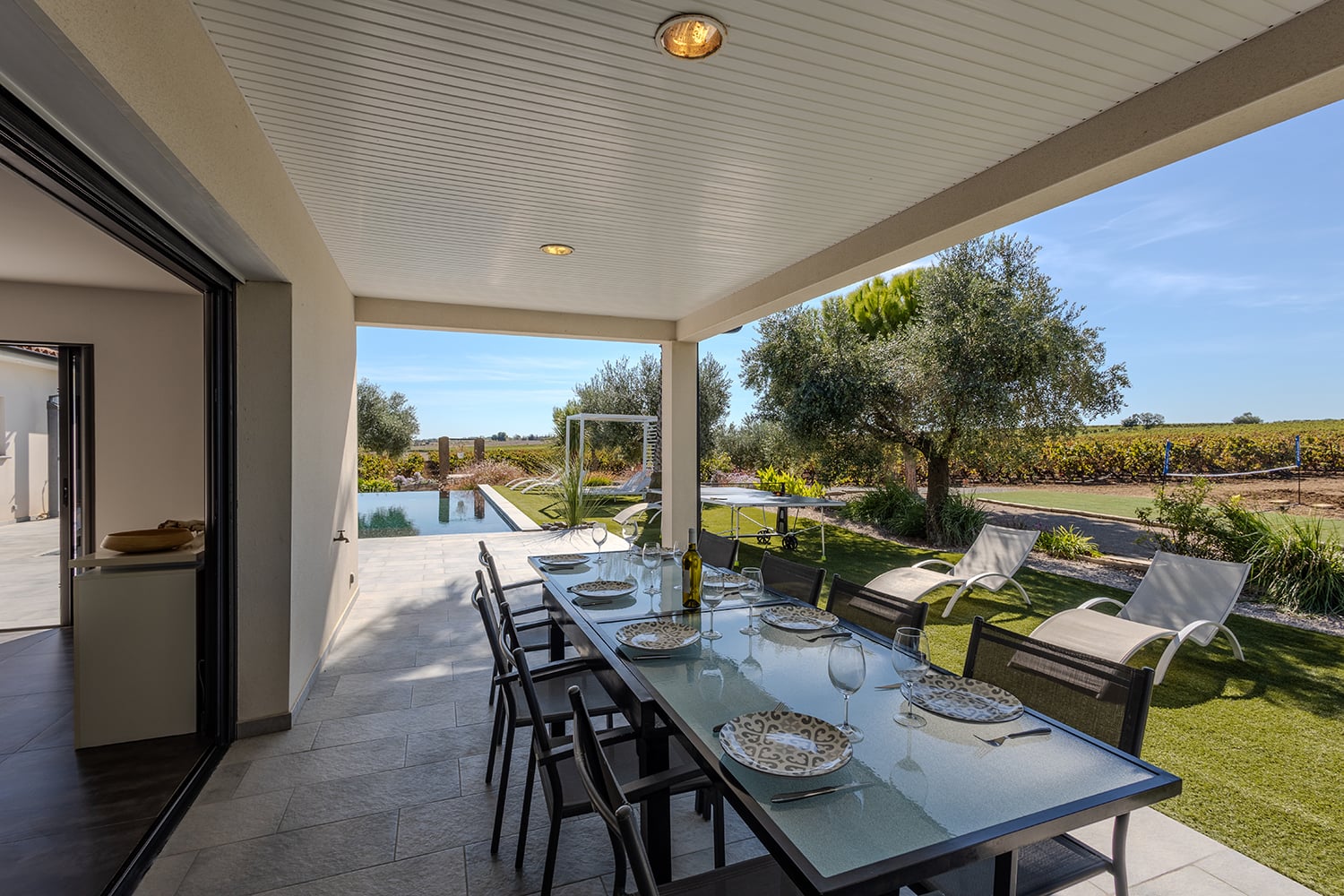 Terrasse de salle à manger ombragée