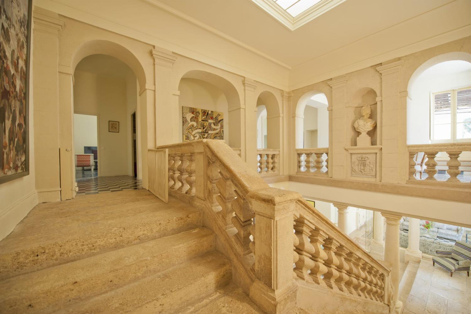 Escalier | Château de vacances dans le sud de la France