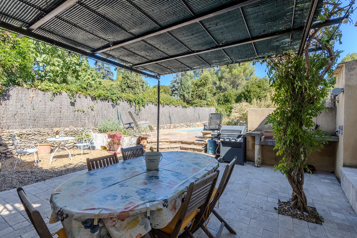 Terrasse de salle à manger ombragée