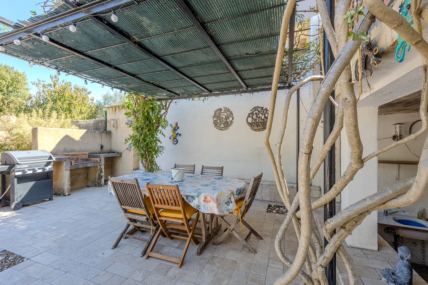 Terrasse de salle à manger ombragée