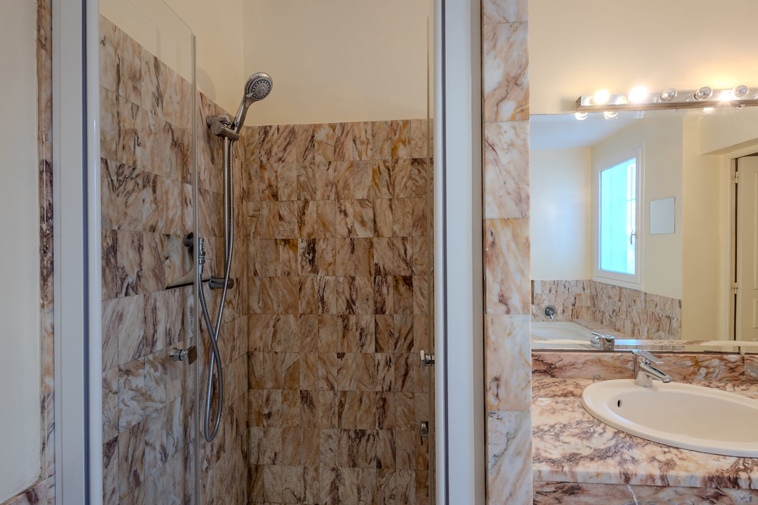 Salle de bain | Villa de vacances à Bessan