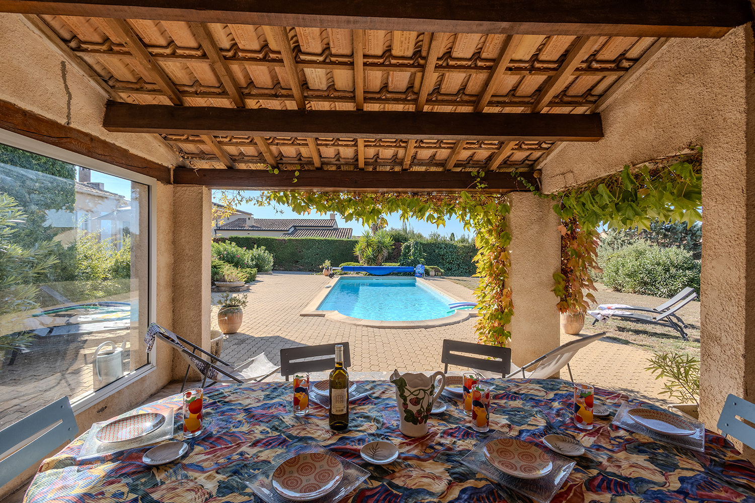 Terrasse de la piscine ombragée Terrasse de la piscine ombragée