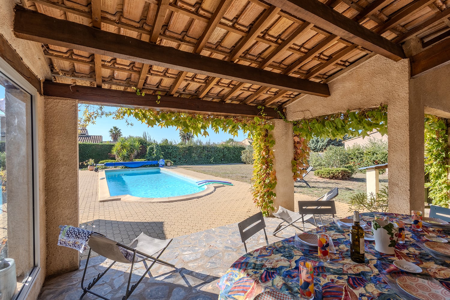 Terrasse de la piscine ombragée Terrasse de la piscine ombragée