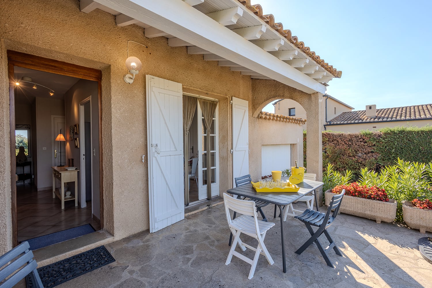 Terrasse de salle à manger ombragée Terrasse de salle à manger ombragée