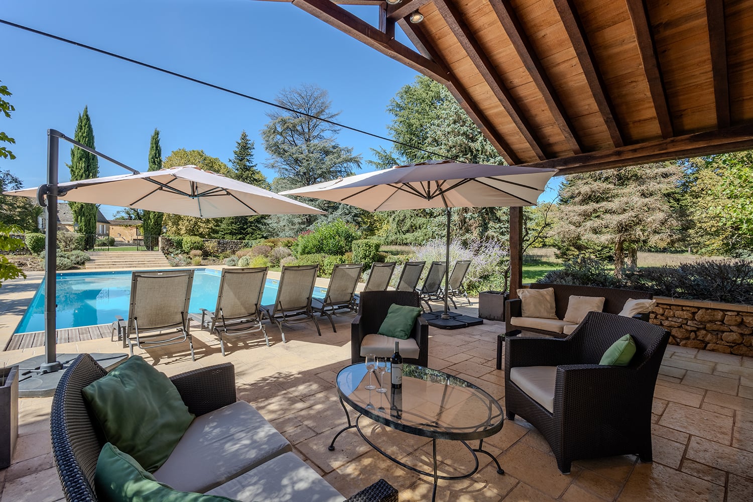 Terrasse de la piscine ombragée