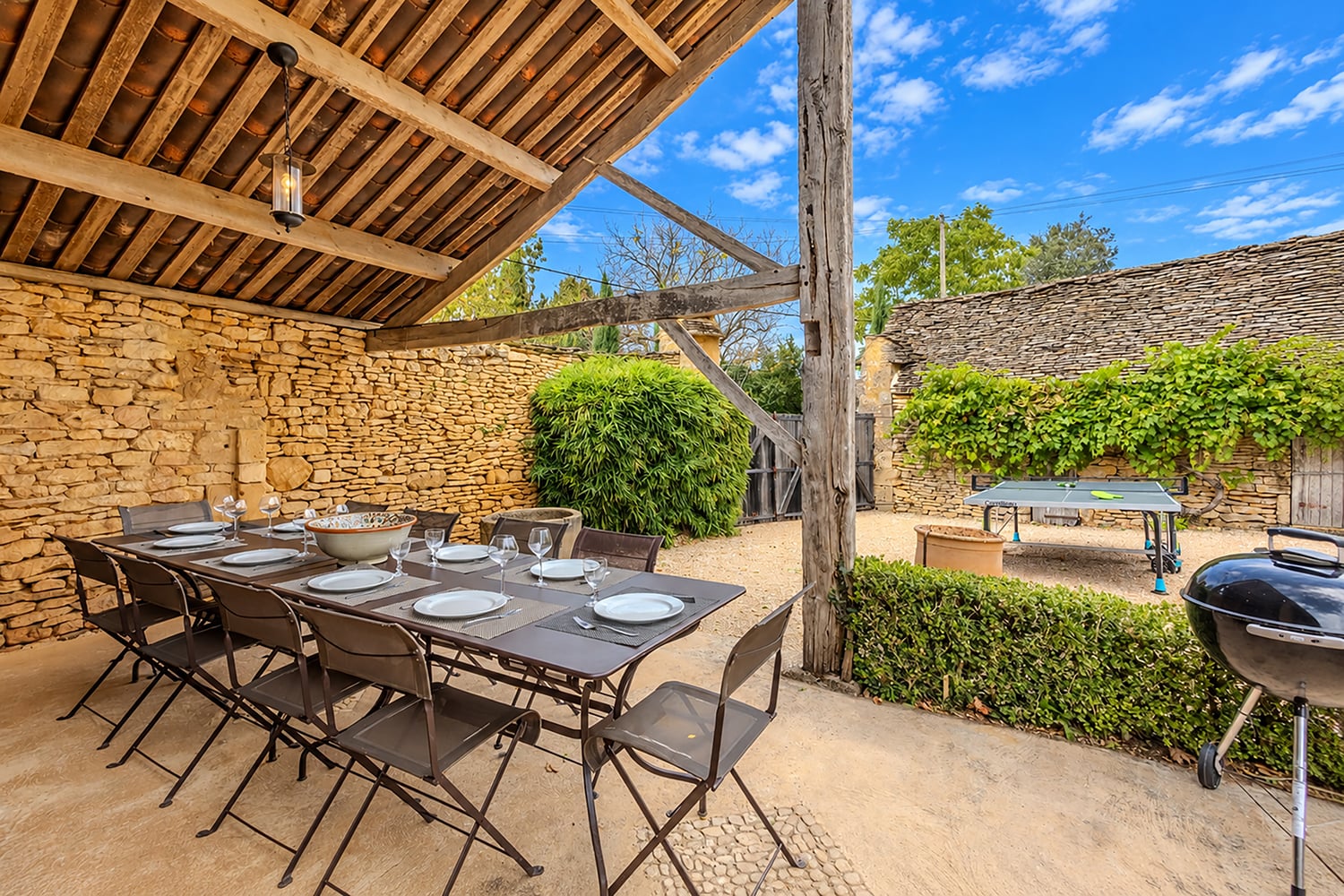 Terrasse de salle à manger ombragée