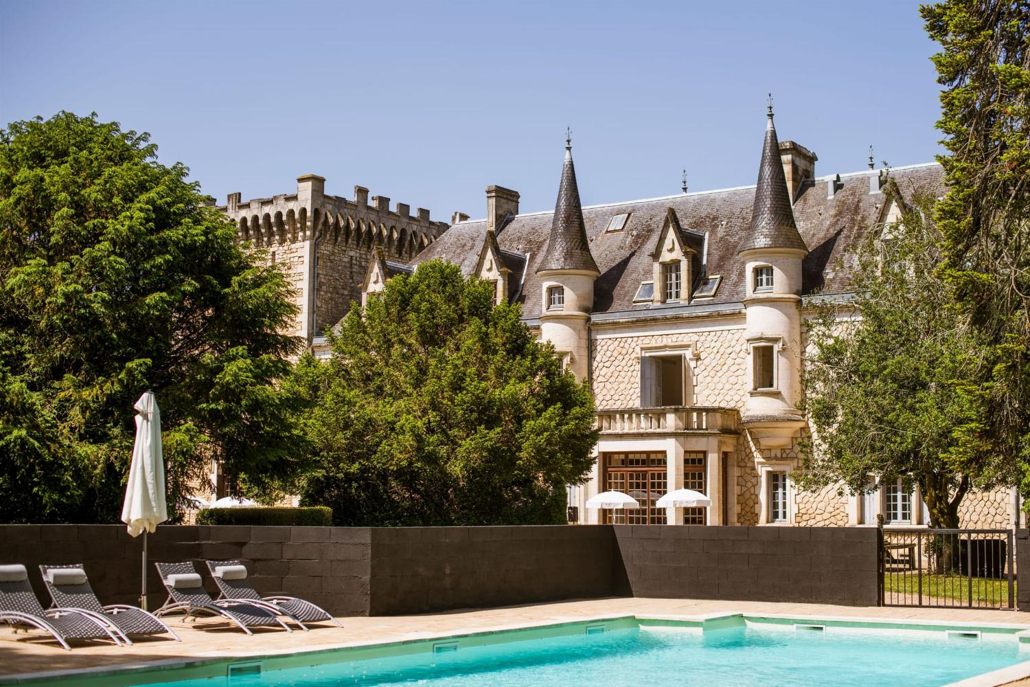 Château de vacances en Charente avec piscine privée chauffée