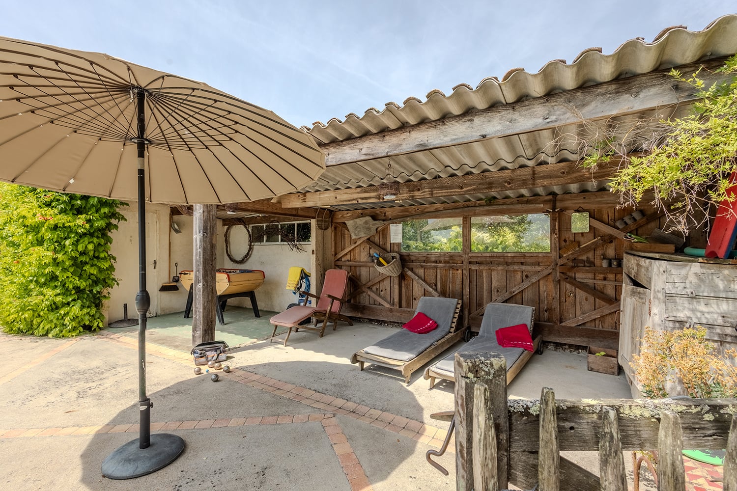 Terrasse de la piscine ombragée