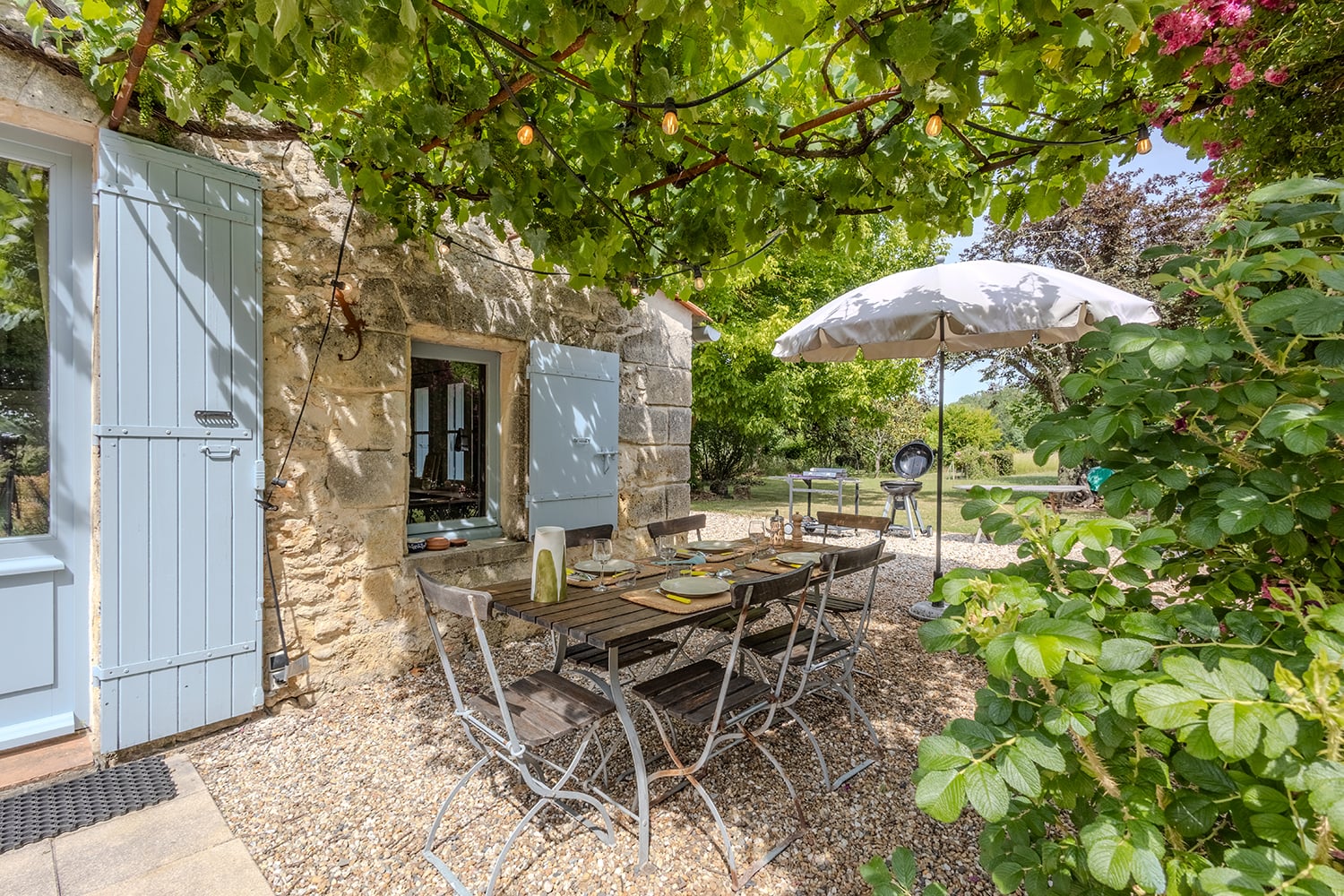 Terrasse de salle à manger ombragée