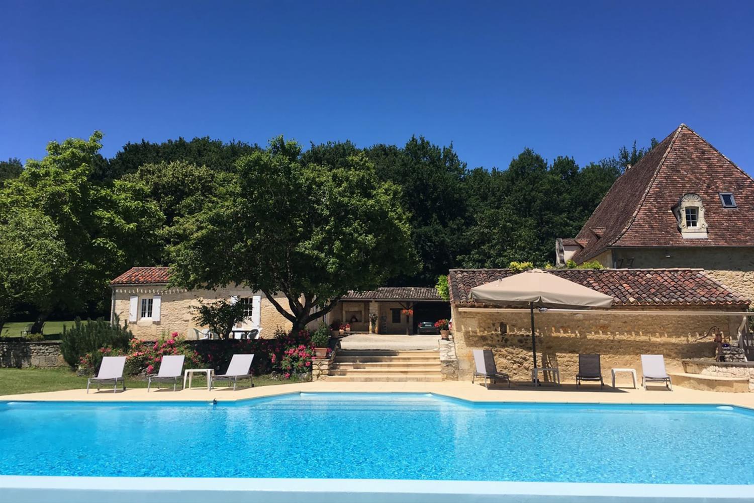 Maison de vacances en Dordogne avec piscine privée à débordement